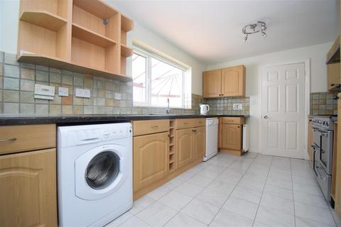 4 bedroom detached house to rent, Silcoates Avenue, Wakefield WF2