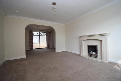 4 bedroom detached house to rent, Silcoates Avenue, Wakefield WF2