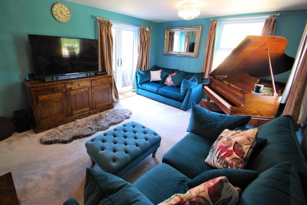 Poppy Road- Sitting room 3.JPG