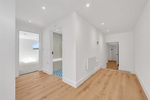 2 bedroom apartment for sale, Court Farm Road, Eltham