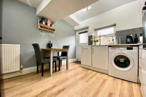 2 bedroom end of terrace house for sale, Northgate, Elland