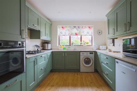 8 Bassett Close, Cheadle, Stoke-on-trent, ST10 1UU