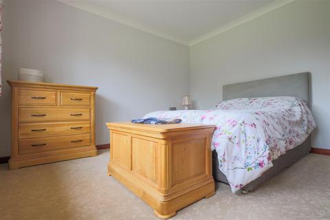 8 Bassett Close, Cheadle, Stoke-on-trent, ST10 1UU