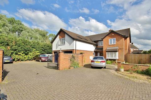 5 bedroom detached house to rent, Elsworth Close, St. Ives