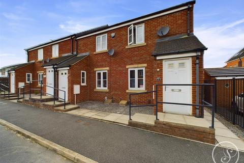 2 bedroom townhouse for sale, Ash Tree Gardens, Whinmoor, Leeds