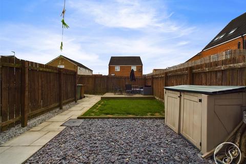 2 bedroom townhouse for sale, Ash Tree Gardens, Whinmoor, Leeds