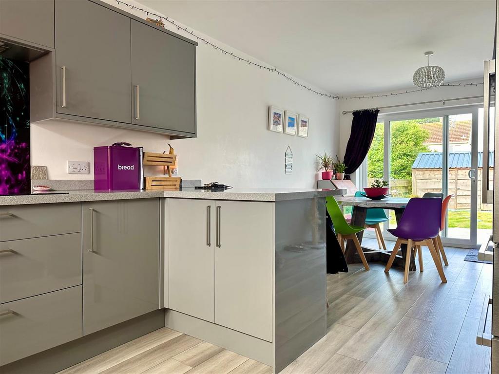 Kitchen 2.jpg