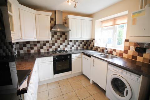 3 bedroom terraced house to rent, Throgmorton Road, Yateley GU46