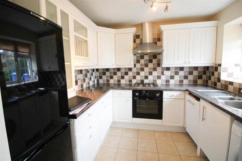 3 bedroom terraced house to rent, Throgmorton Road, Yateley GU46