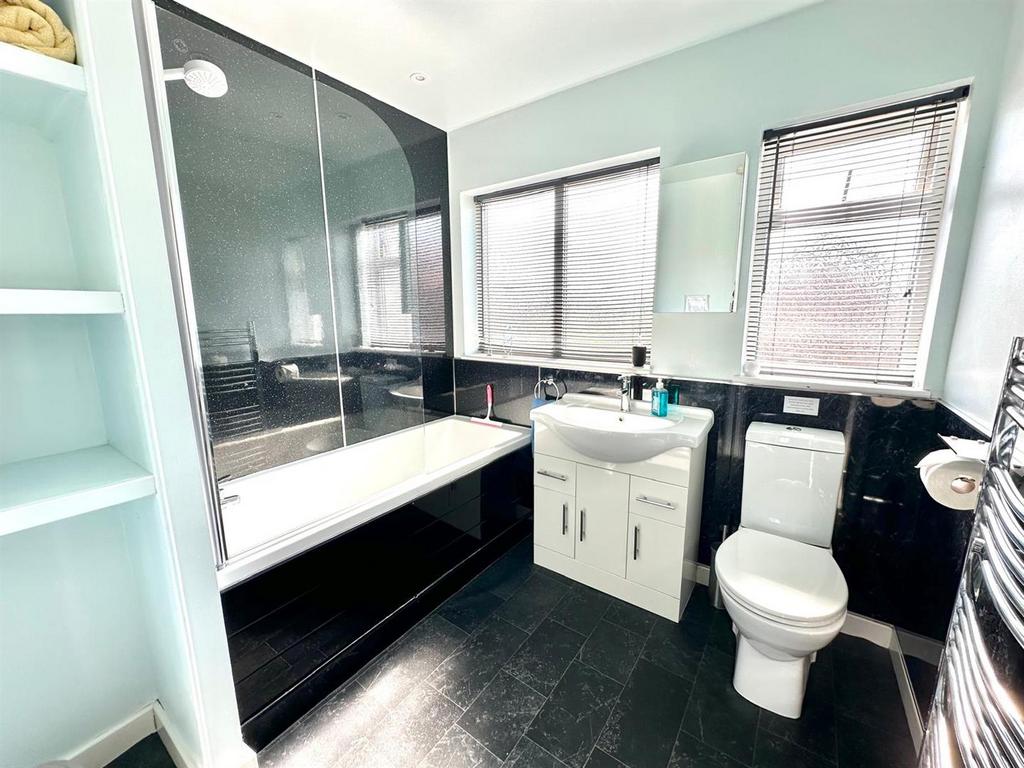 Bathroom (1st Floor)
