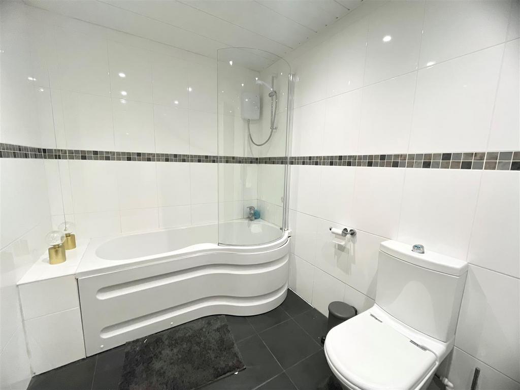 Main Bathroom.jpg
