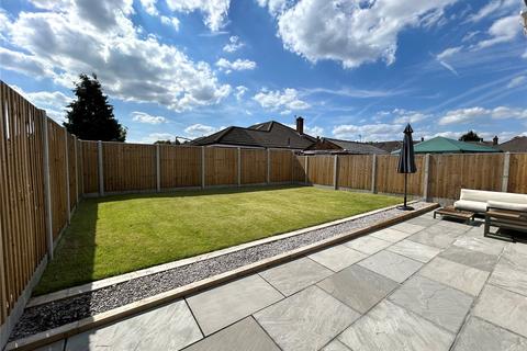 2 bedroom bungalow for sale, Thornes Moor Drive, Wakefield, West Yorkshire