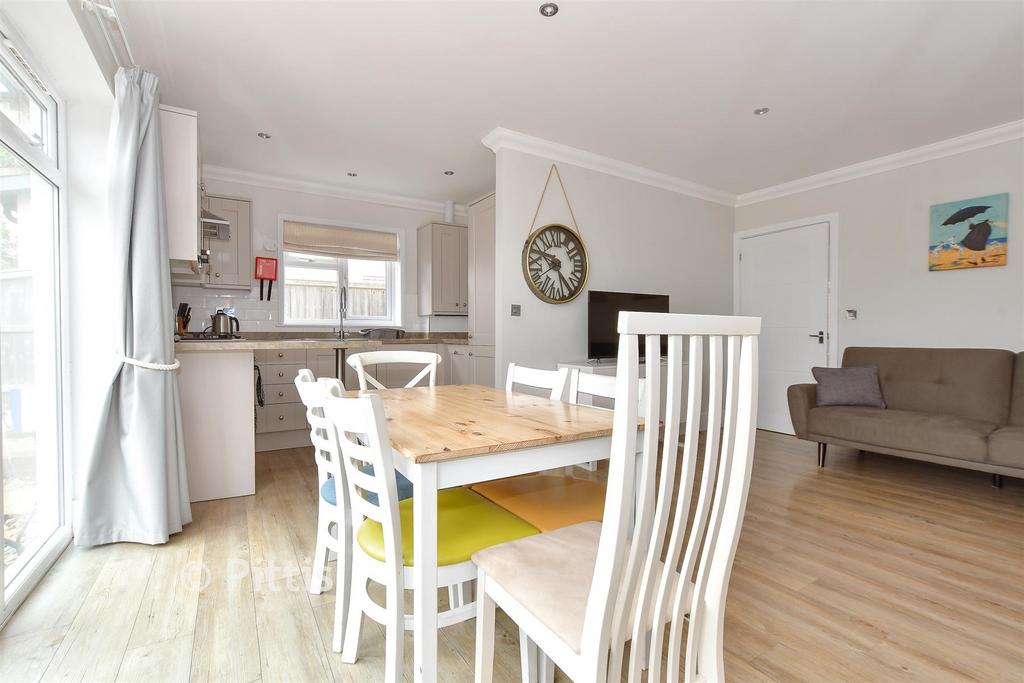 Lounge/ Dining Area