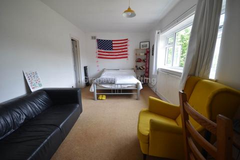 4 bedroom detached house to rent, Amazing Four Bed Detached House - 10 Mins Brixton Tube; Large Garden; Off Road Parking x 3