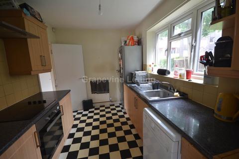 4 bedroom detached house to rent, Amazing Four Bed Detached House - 10 Mins Brixton Tube; Large Garden; Off Road Parking x 3