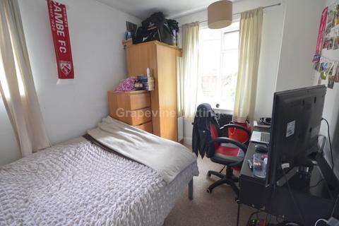 4 bedroom detached house to rent, Amazing Four Bed Detached House - 10 Mins Brixton Tube; Large Garden; Off Road Parking x 3