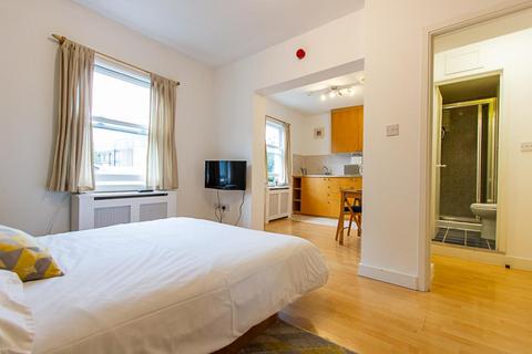 Studio to rent, West Cromwell Road, Earls Court, London, SW5