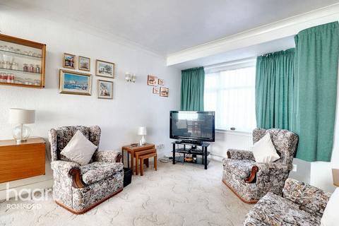 3 bedroom terraced house for sale, Hillfoot Avenue, Romford, RM5 3LJ