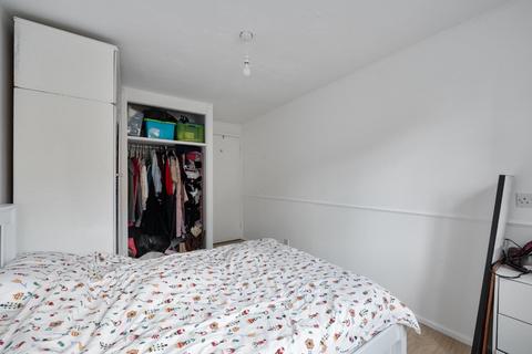 155 Riverside Close, London, E5 9ST