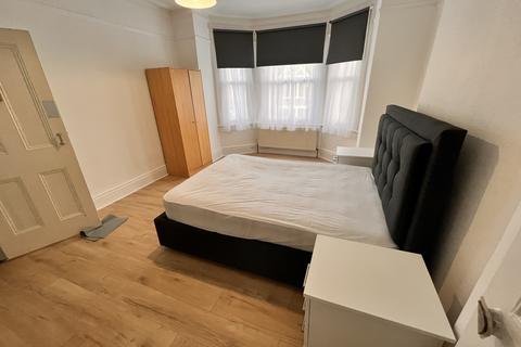 1 bedroom in a house share to rent, Maidstone Road, London N11