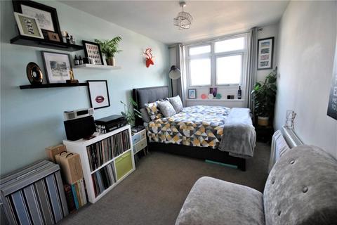 2 bedroom property for sale, Grove Park Road, London