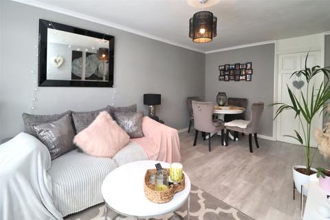 1 bedroom flat for sale, Hillmount, Woking GU22