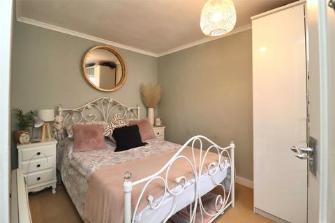 1 bedroom flat for sale, Hillmount, Woking GU22