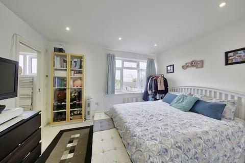 2 bedroom flat for sale, Martin Way, London SW20