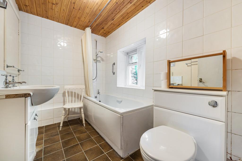 The Cottage   Bathroom