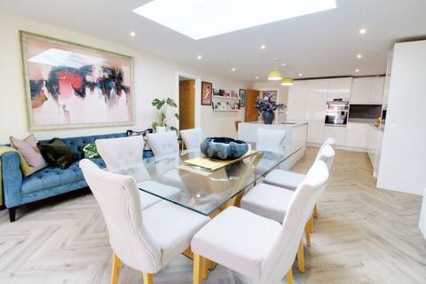 126 Brookside Crescent, Cuffley, Potters Bar, EN6 4QL