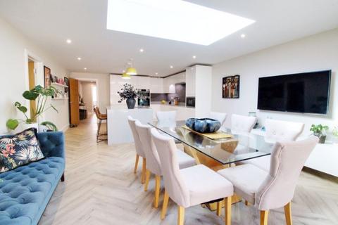 126 Brookside Crescent, Cuffley, Potters Bar, EN6 4QL