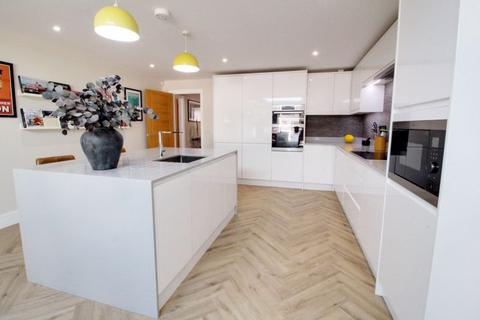 126 Brookside Crescent, Cuffley, Potters Bar, EN6 4QL