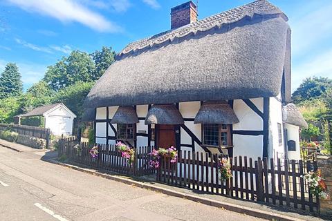 2 bedroom cottage for sale, Stratford Road, Harvington