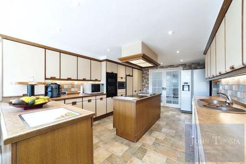 4 bedroom detached house for sale, Stradbroke Drive, Chigwell IG7