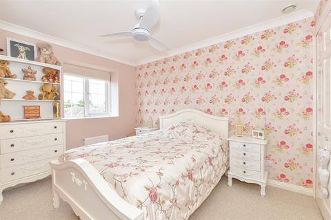 3 Blenheim Close, Rustington, Littlehampton, BN16 3SZ