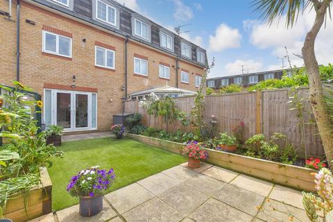 3 Blenheim Close, Rustington, Littlehampton, BN16 3SZ