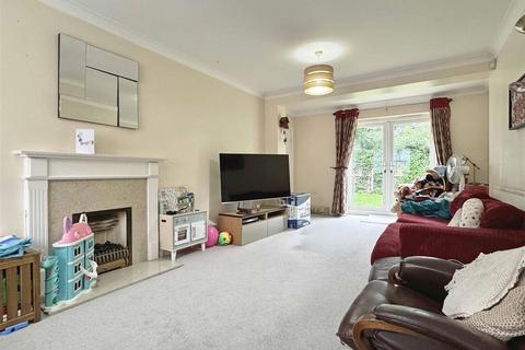 4 bedroom detached house to rent, Wigeon Close, Great Notley, Braintree