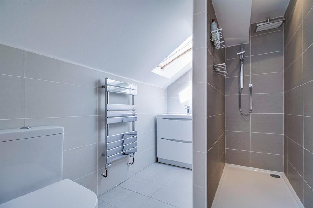 En suite shower room/w.c.