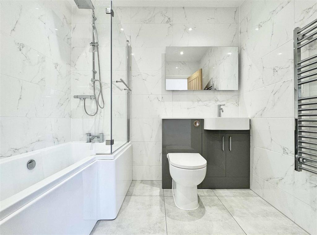 Main Bathroom 2.jpg