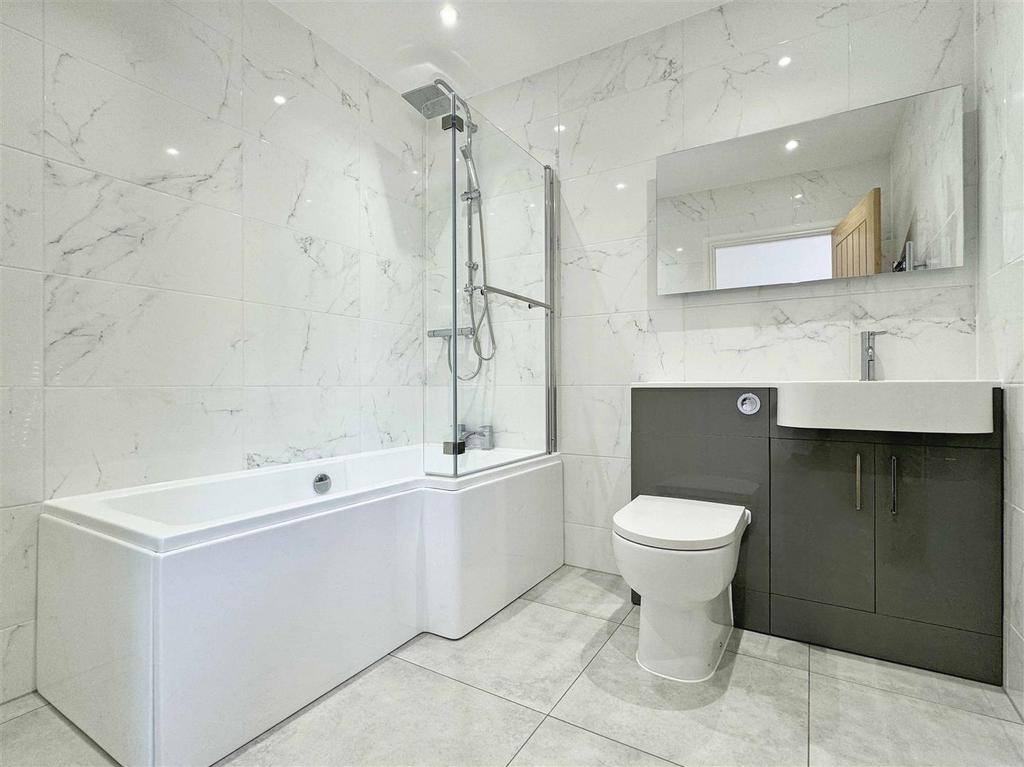 Main Bathroom.jpg