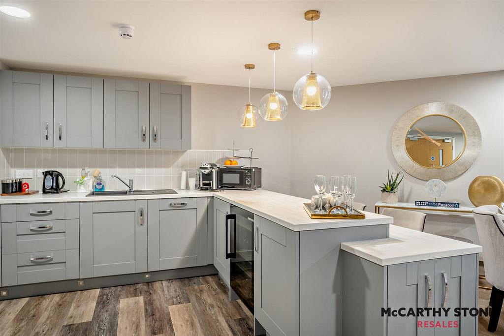 Homeowners Lounge Kitchen