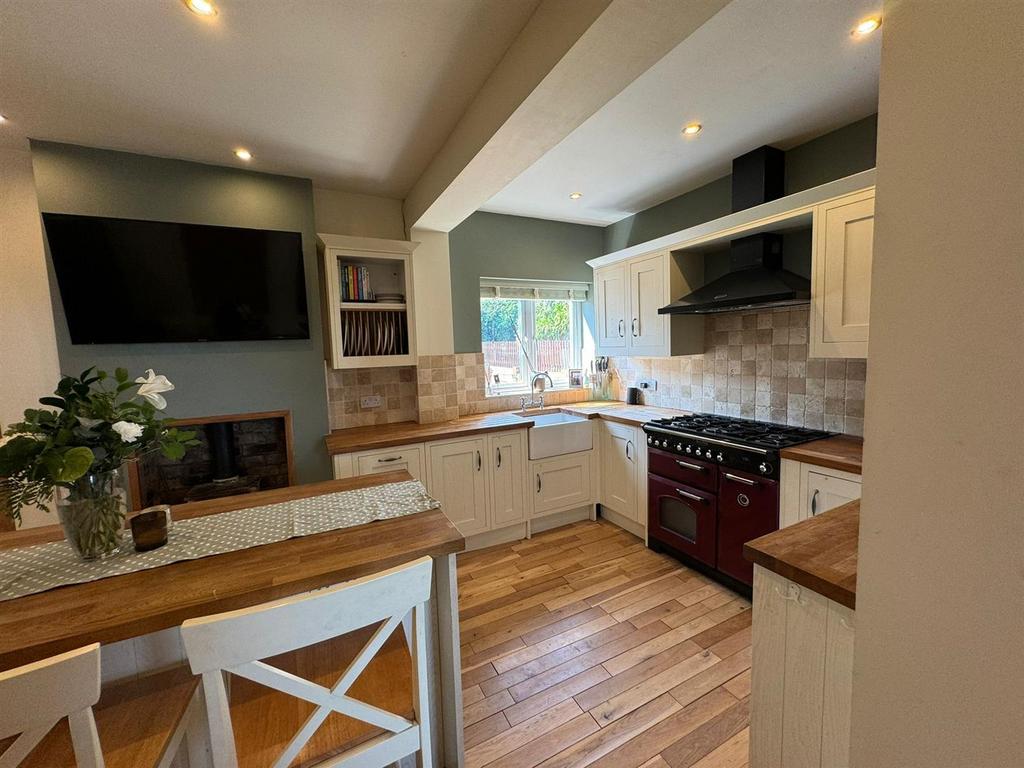 KITCHEN WITH RANGE OVEN.jpg