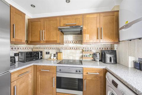 2 Abbotsmead Place, Caversham, Reading, RG4 8BB