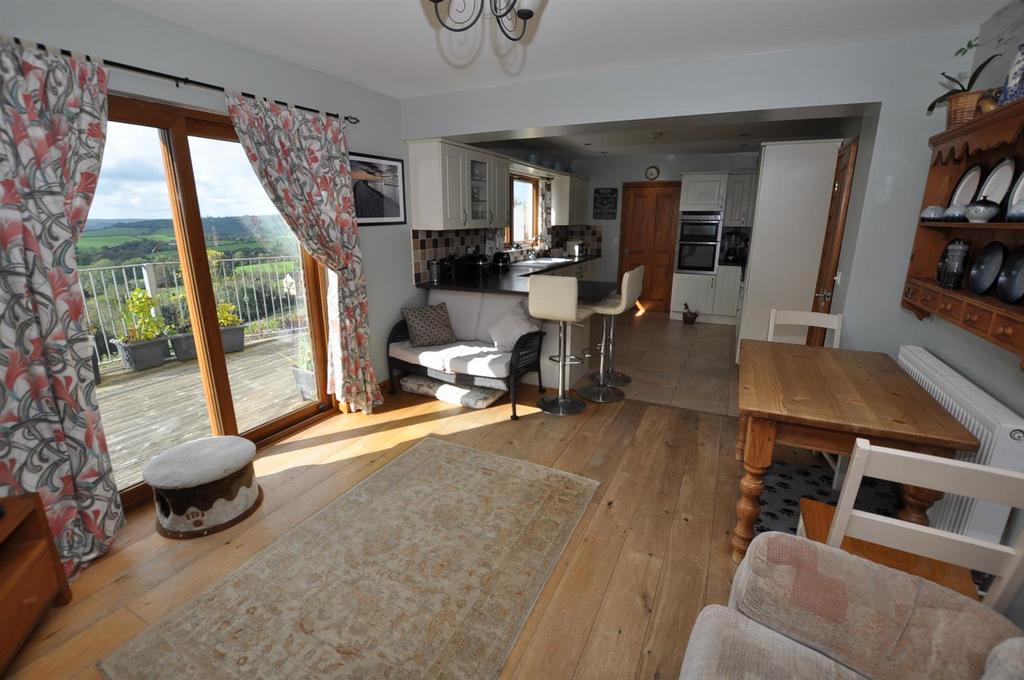 Kitchen/dining/family room