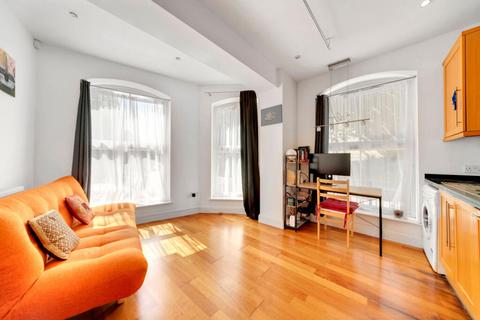 1 bedroom flat for sale, Grafton Road, London NW5