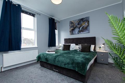 5 bedroom serviced apartment to rent, Burgass Road, Nottingham NG3