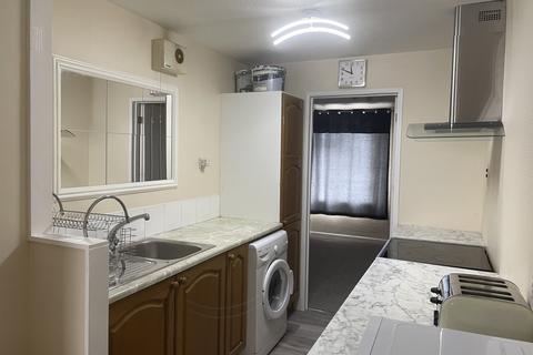 2 bedroom flat to rent, Davis Close,