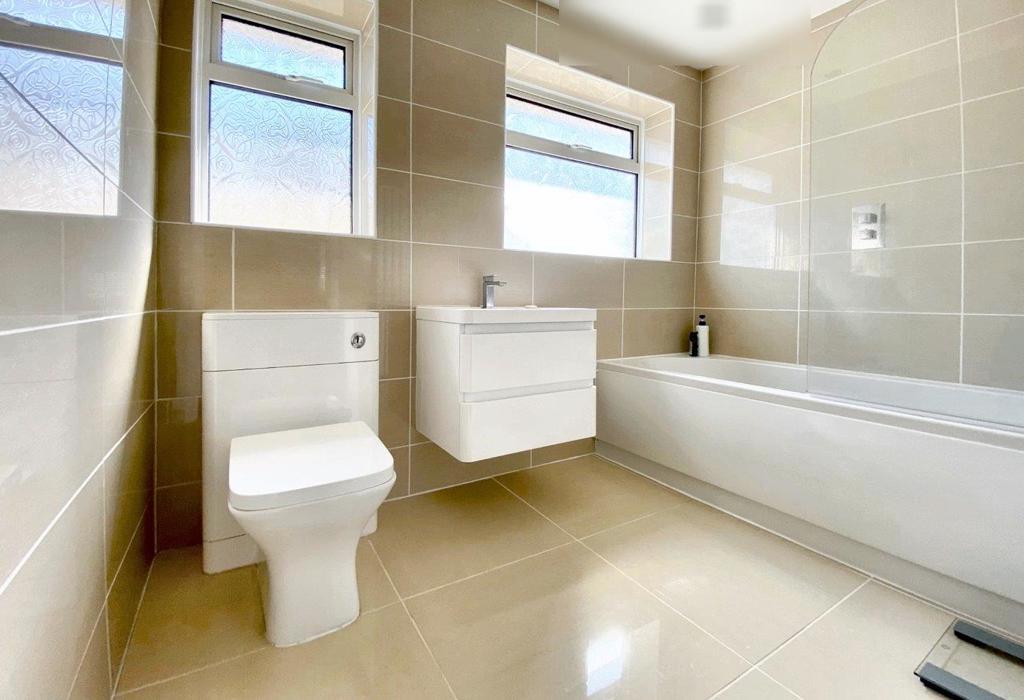 Chichester Drive West, Saltdean, BN2 8SF 3 bed detached bungalow for