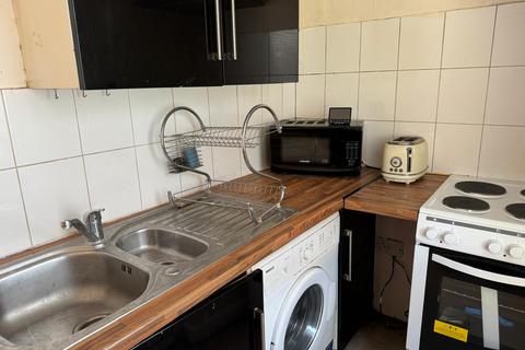 Studio to rent, 811 ,High Road , IG3 8TD, IG3