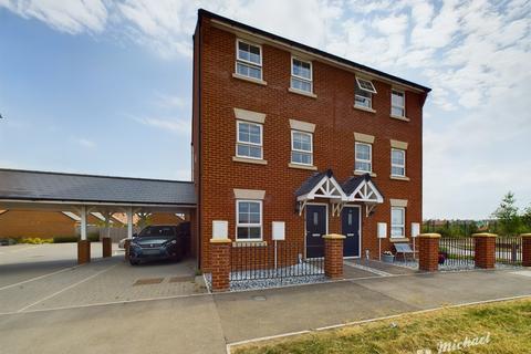 3 bedroom townhouse for sale, Armstrongs Fields, Kingsbrook, Aylesbury, Buckinghamshire